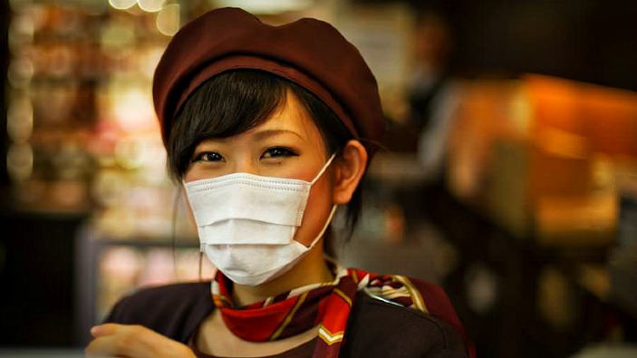 Mascherine onnipresenti a Tokyo a un mese dall'allentamento delle misure contro il covid