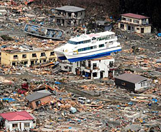 Terremoto Giappone - Barca sul tetto di una casa
