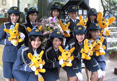 poliziotte giapponesi con mascotte