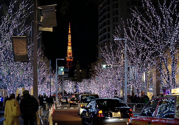 Natale viale illuminato